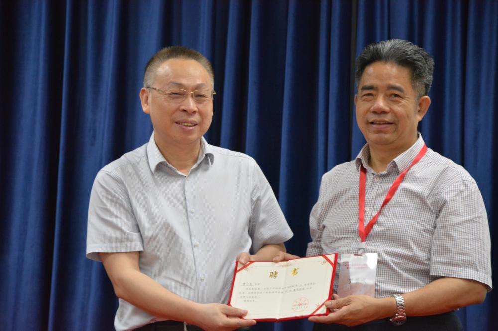 ny27_446993.jpg 图2.罗荣城理事长给曹小龙教授颁发聘书 (1000x666).jpg